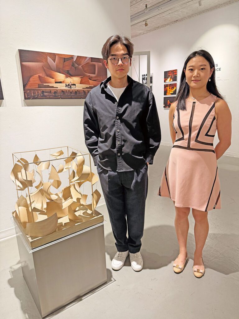 策展人及藝術家在展品前攝。