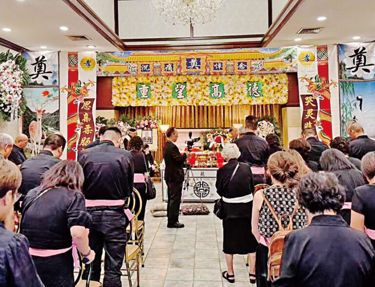 美國福清同鄉會創會會長陳友雲在法拉盛舉殯，逾200名親友、僑團代表及鄉親在靈堂送別。