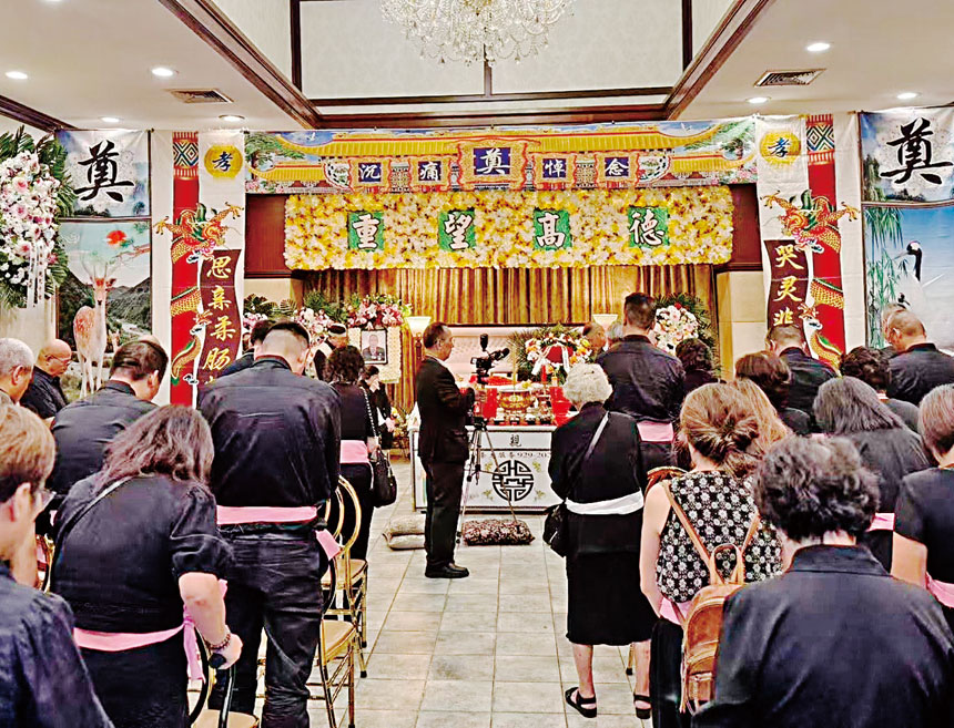 美國福清同鄉會創會會長陳友雲在法拉盛舉殯,逾200名親友、僑團代表及鄉親在靈堂送別。