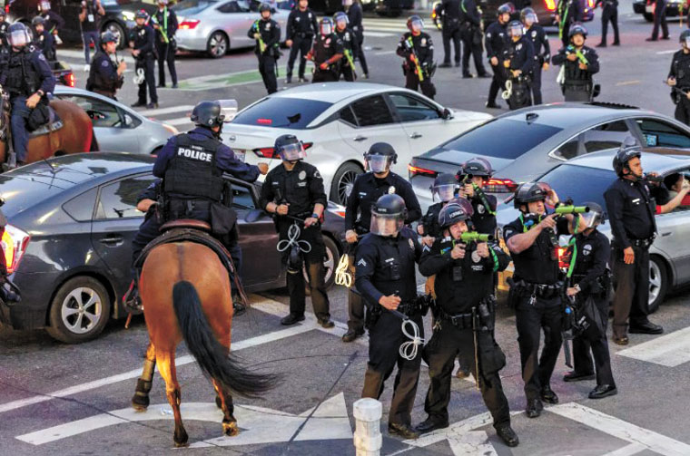 2025年6月10日，洛杉磯警方開始對滯留市中心的抗議者執行宵禁。洛杉磯時報