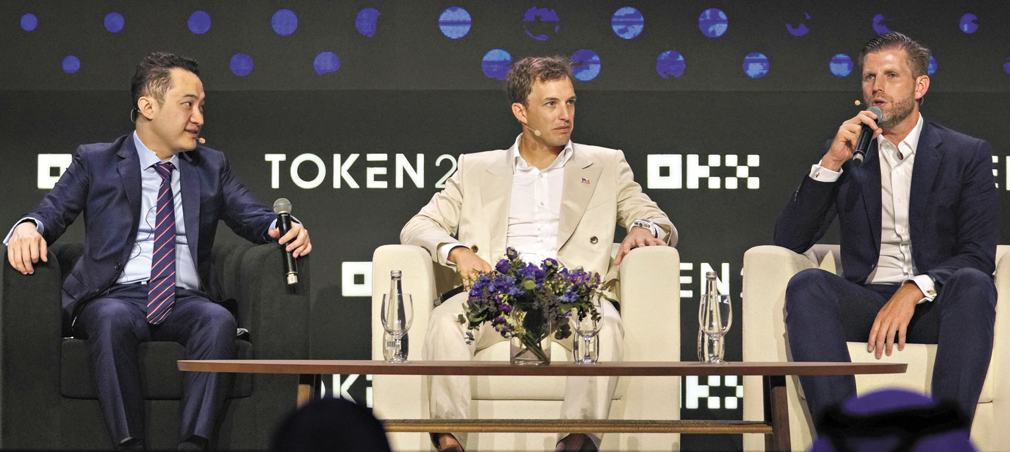 左起：區塊鏈平台波場TRON的創辦人孫宇晨（Justin Sun）、威特科夫、艾瑞克特朗普 (Eric Trump)。美聯社