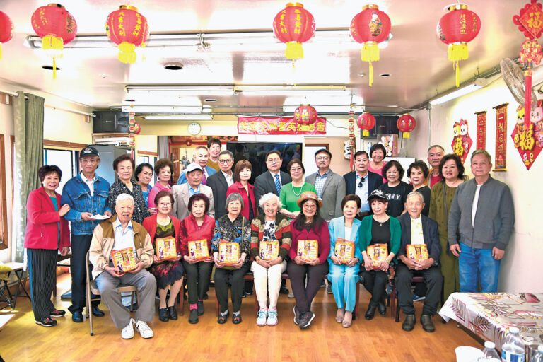 盧總董向亞洲耆英會83歲以上10位最年長者贈送愛心長壽麵，並與會長葉坤玲、副會長龐志明、吳健忠、張莉莉、小龍女、陳光；監事長林小鶯等長者共同切祝福蛋糕。