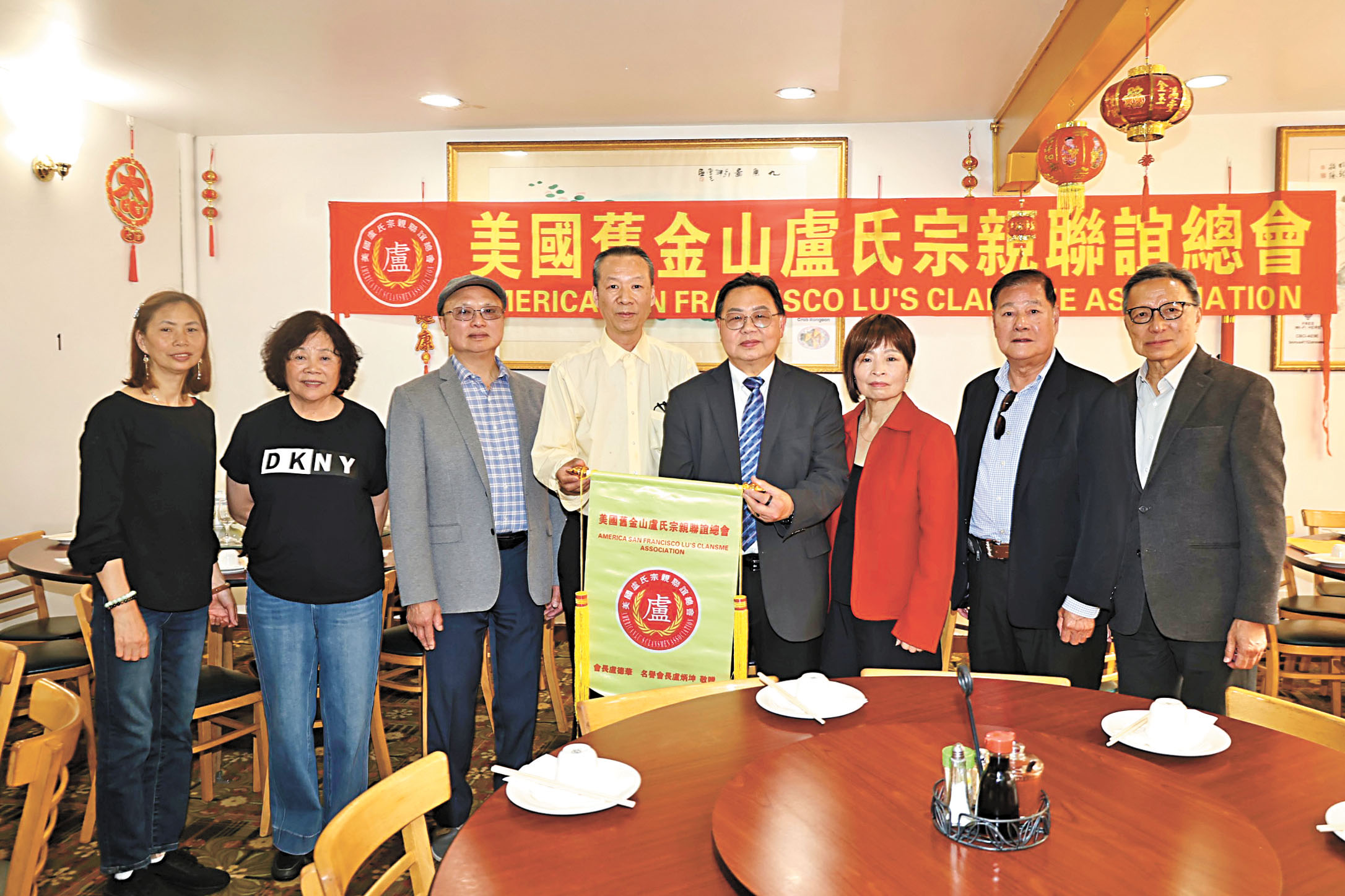 盧總董拜會舊金山盧氏宗親會，致送祝福蛋糕。他感言盧氏同宗同源，情誼不變。並與會長盧德華伉儷暨主席團通事共進晚宴。