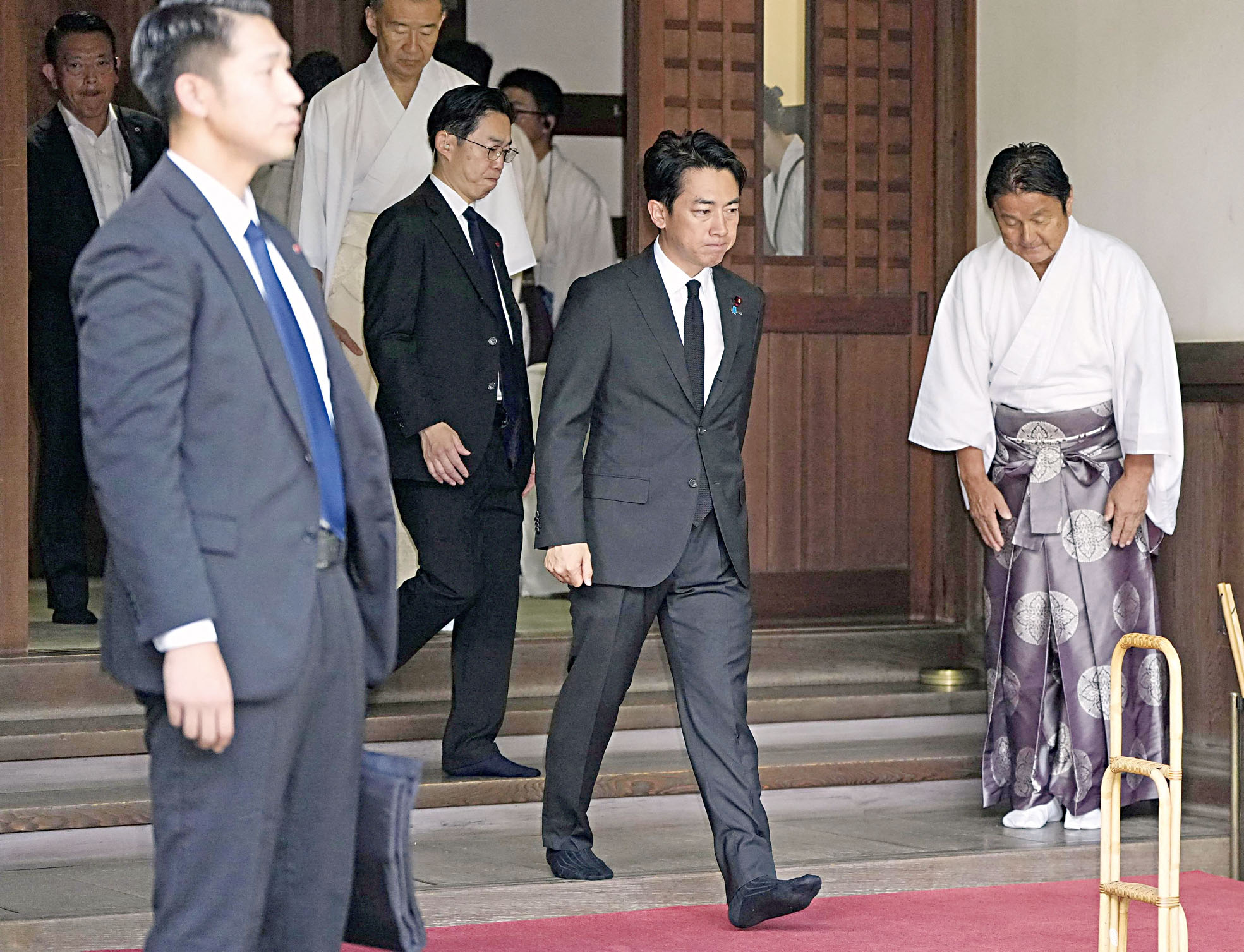 日本防衛大臣小泉進次郎15日現身參拜靖國神社。路透社