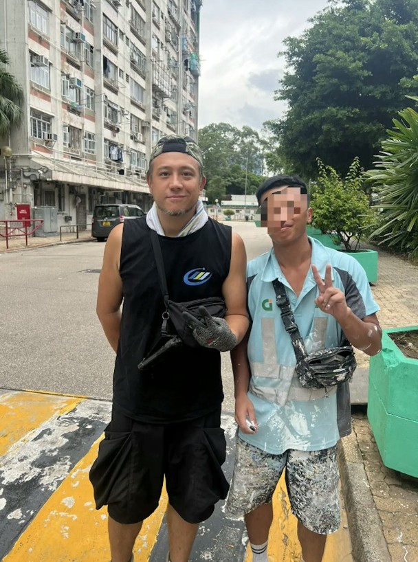 張致恒早前被目睹從事運輸工人的工作。