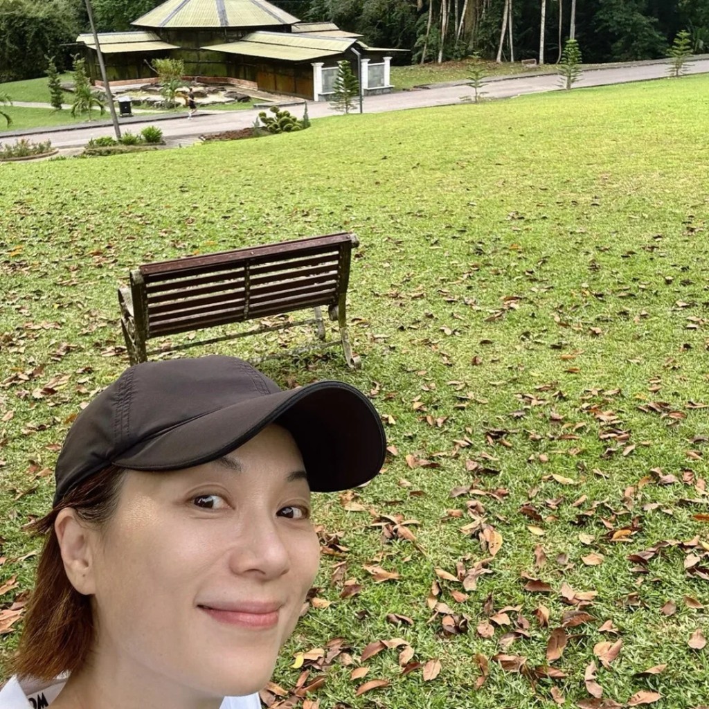 57歲的張可頤戴上棒球帽,在公園享受寧靜時光。