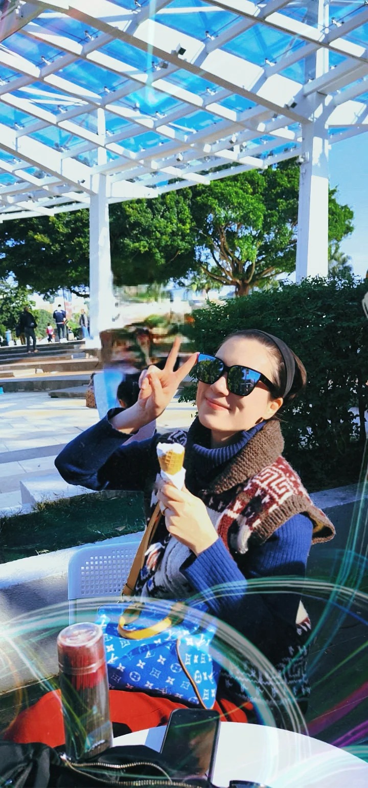 張可頤仿如少女般拿著甜筒拍照留念。