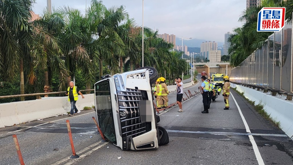 將軍澳環保大道七人車失控鏟壆翻側 三人輕傷送院