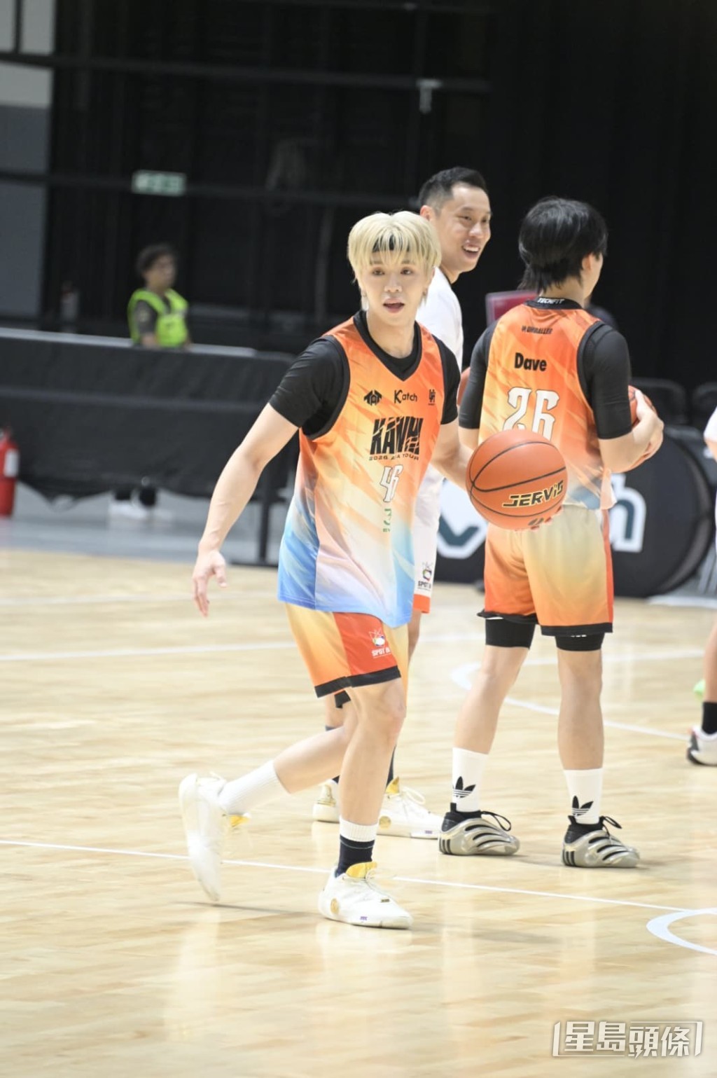 王希晉於昨晚（16日）參與籃球活動。