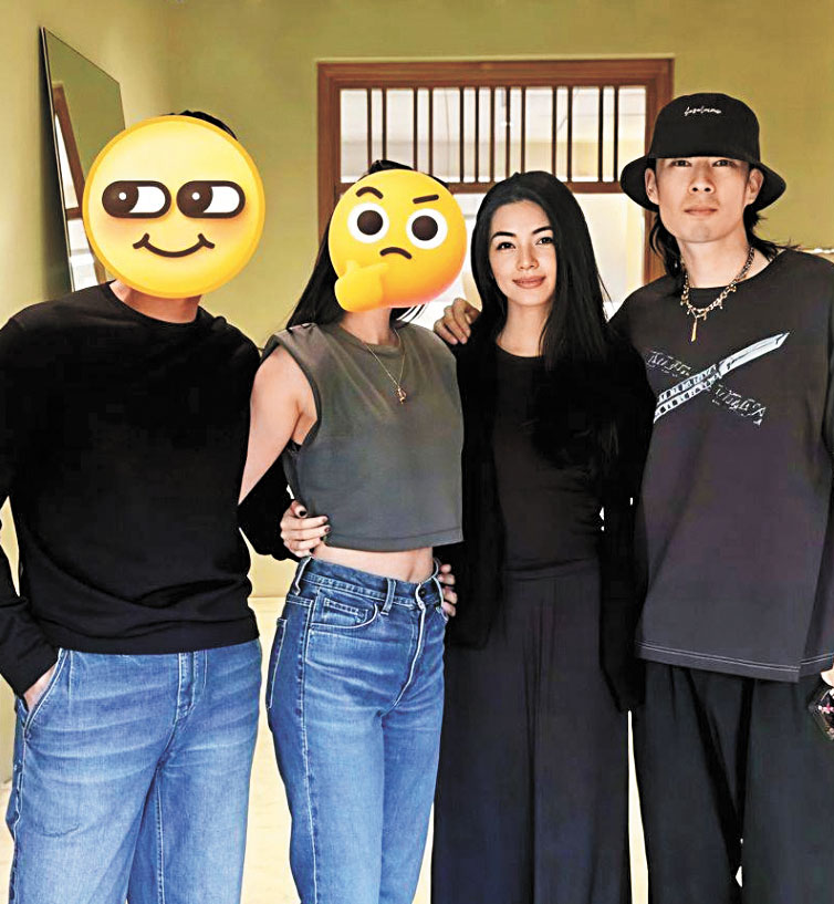■吳建豪（右起）和妻子及友人們一同合影。網上圖片