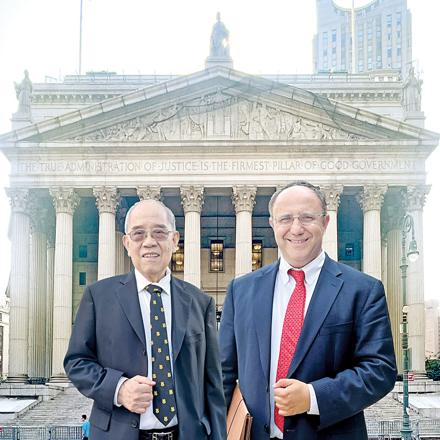 紐約頂尖意外傷害索賠專家，強強聯手，十五年捍衛華權！(右)金士祺律師（Leonid Krimsky）與(左)廖啟賢律師在法律聖殿前為您奮戰到底，專攻棘手重案，維護您的權益誓奪最高賠償。