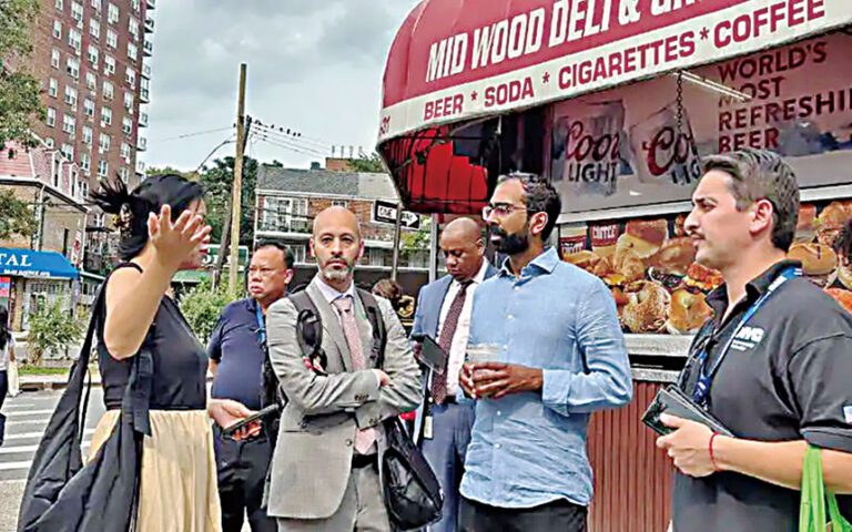 市議員克里希納，小商業服務局局長米納亞，環境保護局代表等走訪遭受嚴重洪災影響的艾姆赫斯特商業區。
