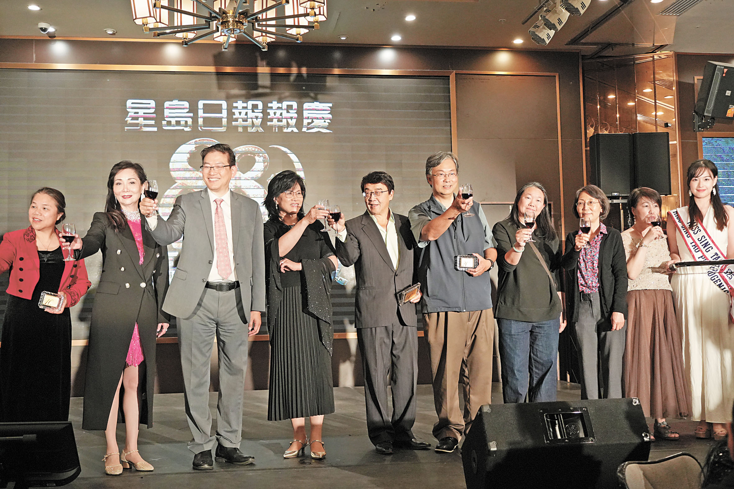 星島管理層及長期服務員工向全體賓客祝酒慶賀。記者黃偉江攝