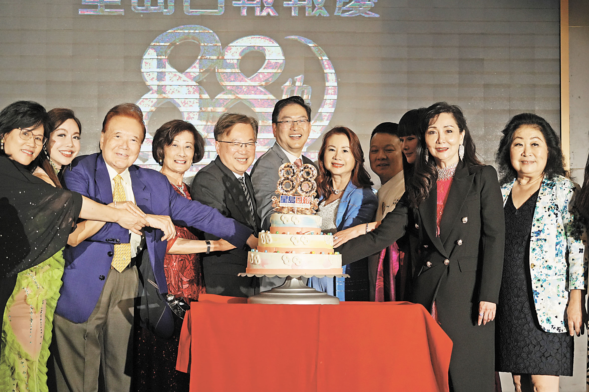 星島管理層和在場的8月壽星齊切生日大蛋糕。記者黃偉江攝