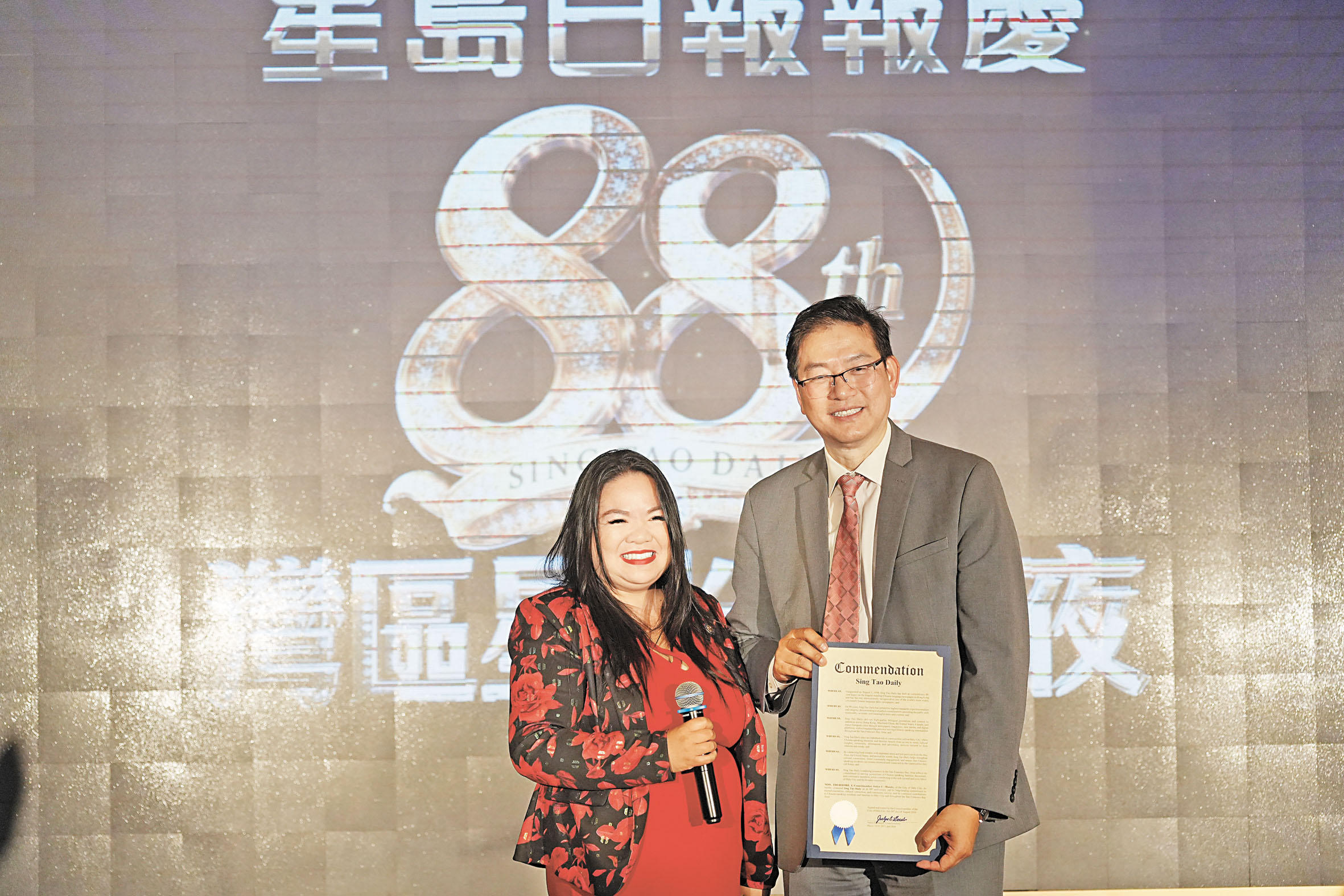 帝利市市長馬納洛向向梁建鋒社長頒發賀狀。記者黃偉江攝