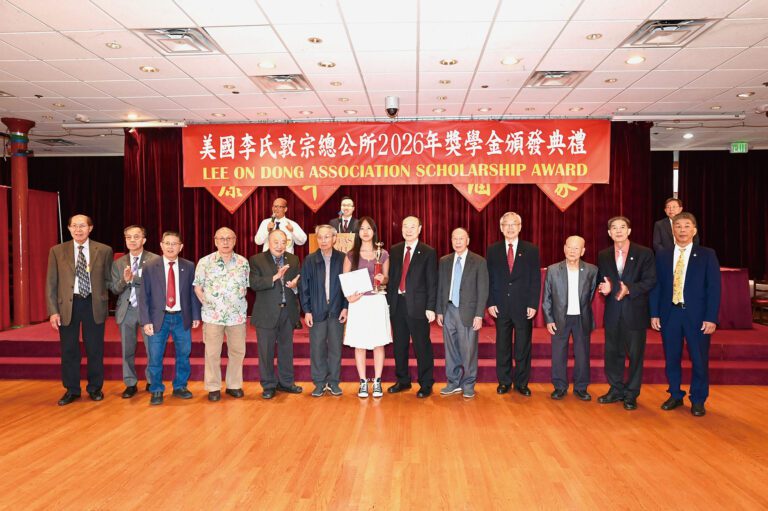 李氏總公所首長向高中組學生頒發獎盃及獎學金。馬紅兵攝