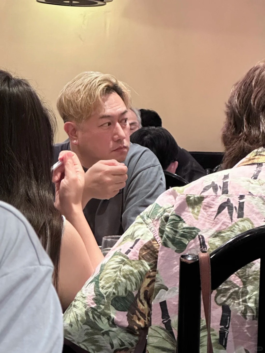 雖然身形比從前圓潤，但網民憑其五官仍能認出是陳鍵鋒。