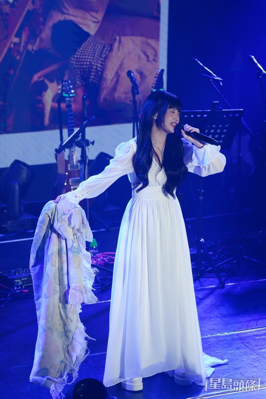 Sica演唱了《You Are My Sunshine》、《告別式》等多首歌曲。