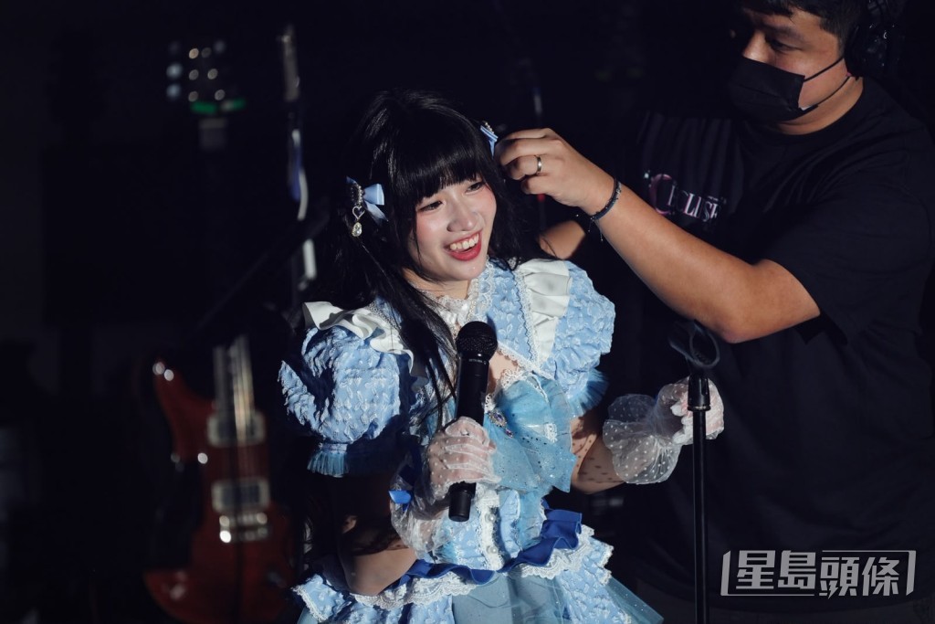 她走下台,請觀眾幫她重新夾好髮夾。