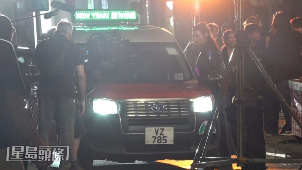 張晉埋位，與亨利卡維及導演在的士車頭討論細節。