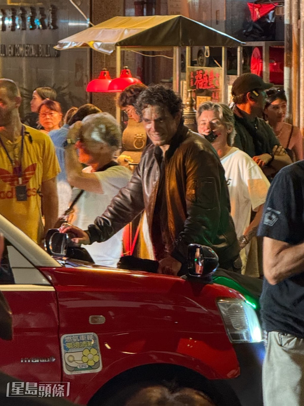 亨利卡維身上化有重傷特效妝。
