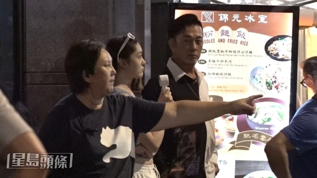武術指導林迪安與女兒在片場。