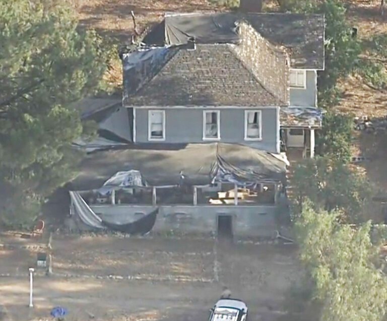 電視台空拍鏡頭顯示事發現場槍手的住屋。KTLA