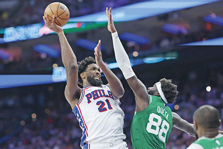 恩比德近幾個賽季拖著一條腿征戰NBA，屢次率隊逆襲。資料圖片