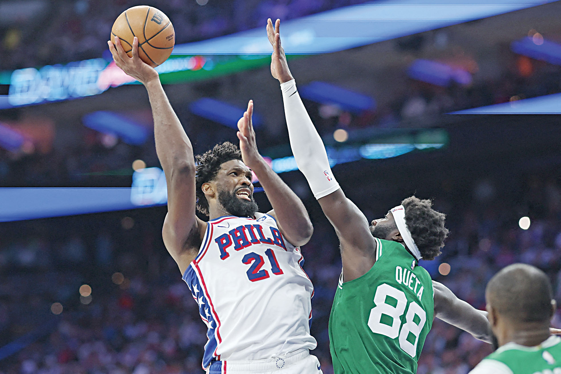 恩比德近幾個賽季拖著一條腿征戰NBA,屢次率隊逆襲。資料圖片