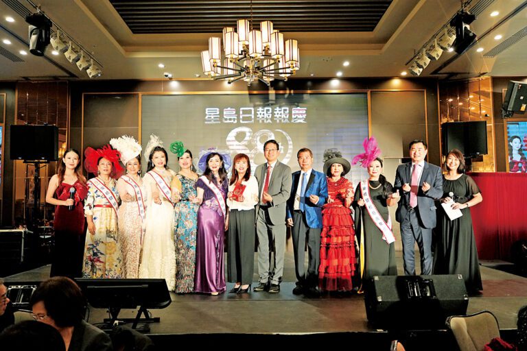 家橋驛社歷屆慈善皇帝皇后表演時尚秀《A Night in Paris》後大合照。本版圖片由記者黃偉江攝
