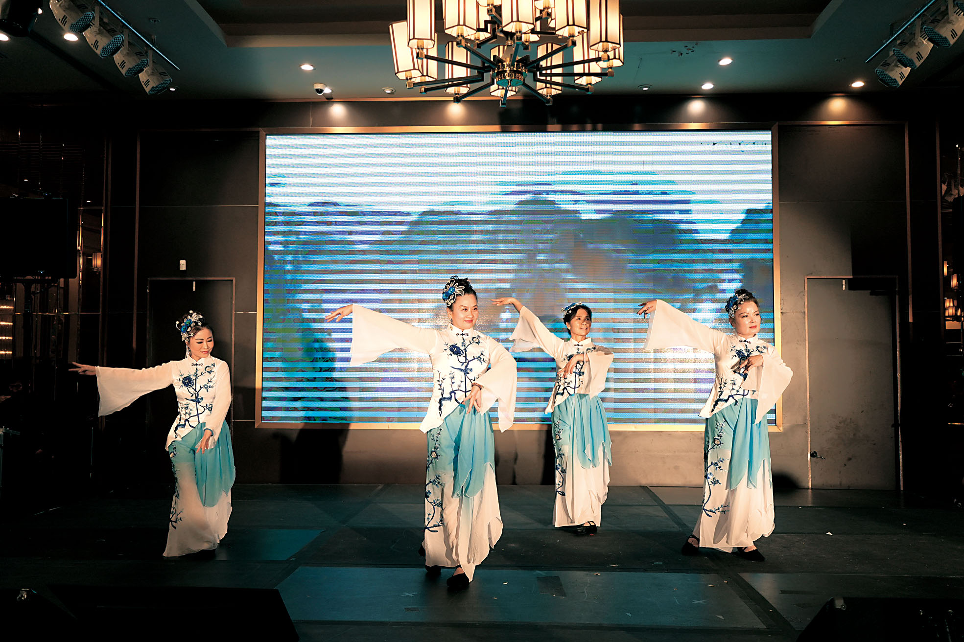 東方舞蹈學校表演舞蹈《青花瓷》和《情絲幾縷》。