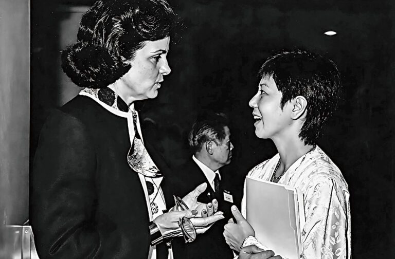 1980年代服務安老自助處的鍾月娟（右）與時任三藩市市長范士丹交談。記者黃偉江翻拍