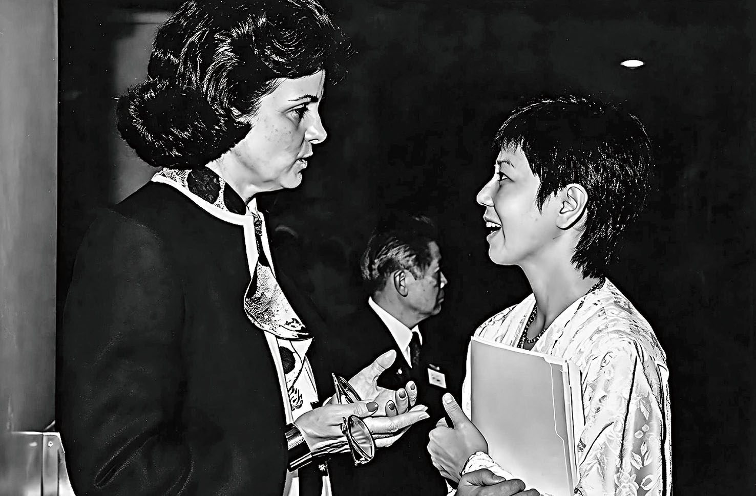 1980年代服務安老自助處的鍾月娟（右）與時任三藩市市長范士丹交談。記者黃偉江翻拍
