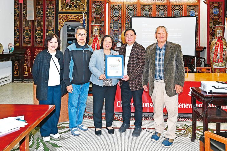 州眾議員楊馳馬助理陳丹向總董盧炳坤暨主席團、通事頒發祝賀狀。馬紅兵攝