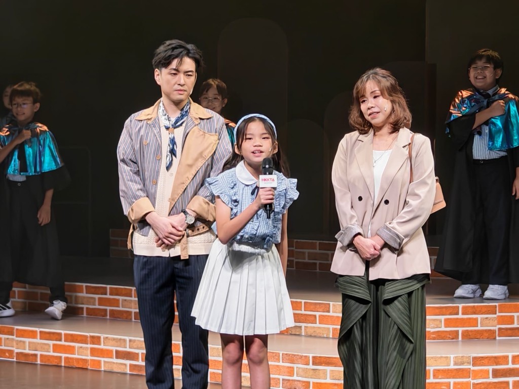 劇中Cris與林兆霞飾演夫妻，圖中為他們的女兒「譚樂兒」。