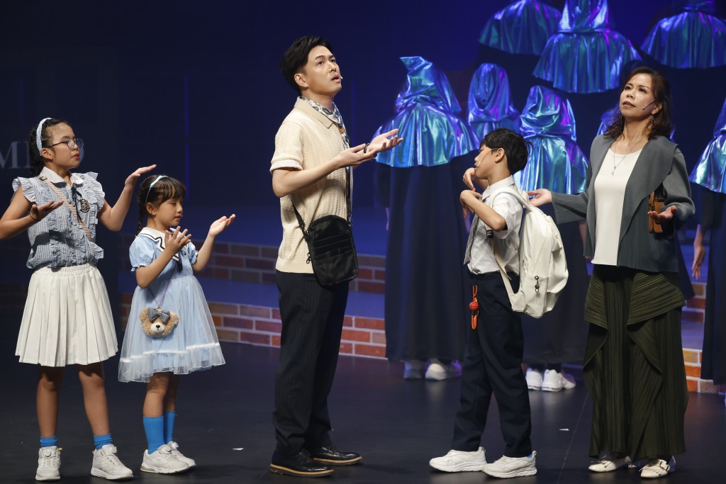 Cris首次參演音樂劇，與林兆霞扮演育有三名子女的父母。