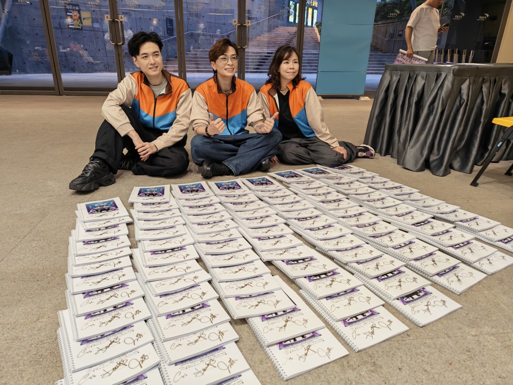 顏志恆、魏嘉信及林兆霞在後台合作愉快。