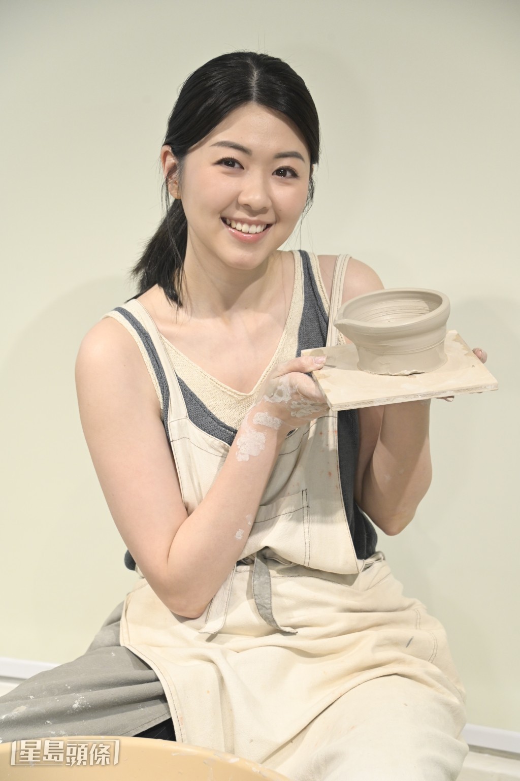 即使作品被形容為像「屎塔」,Hillary依然很喜歡自己的首個陶瓷創作。