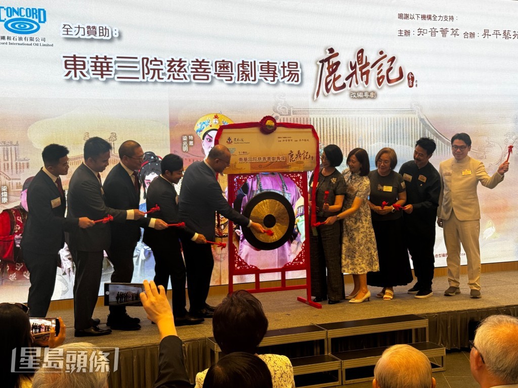 梁兆明、梁振文、梁非同及阮德鏘等粵劇演員,出席東華三院慈善粵劇《鹿鼎記》記者會。
