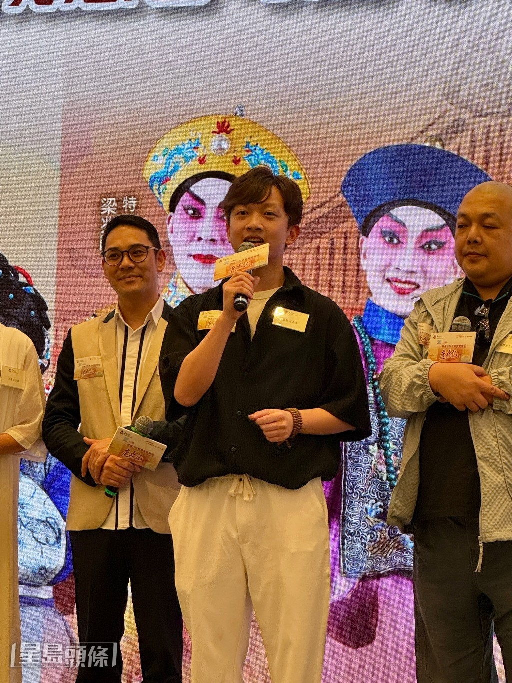 梁振文飾演韋小寶,他與梁非同是同學,合作起來頗有默契。