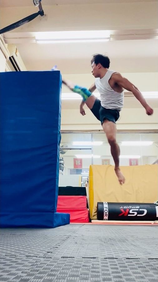 張文傑10歲時跟隨父親張孝慈及伯伯張存學習各種雜技。