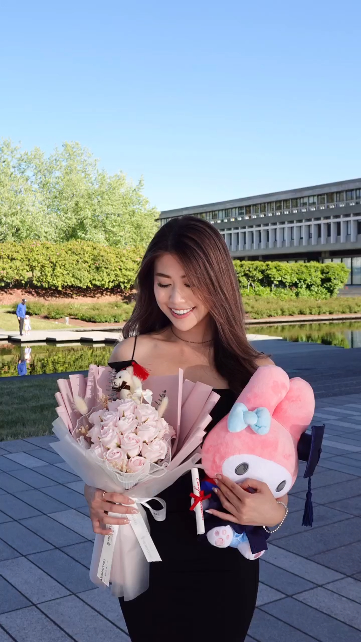 她於2023年6月正式大學畢業。