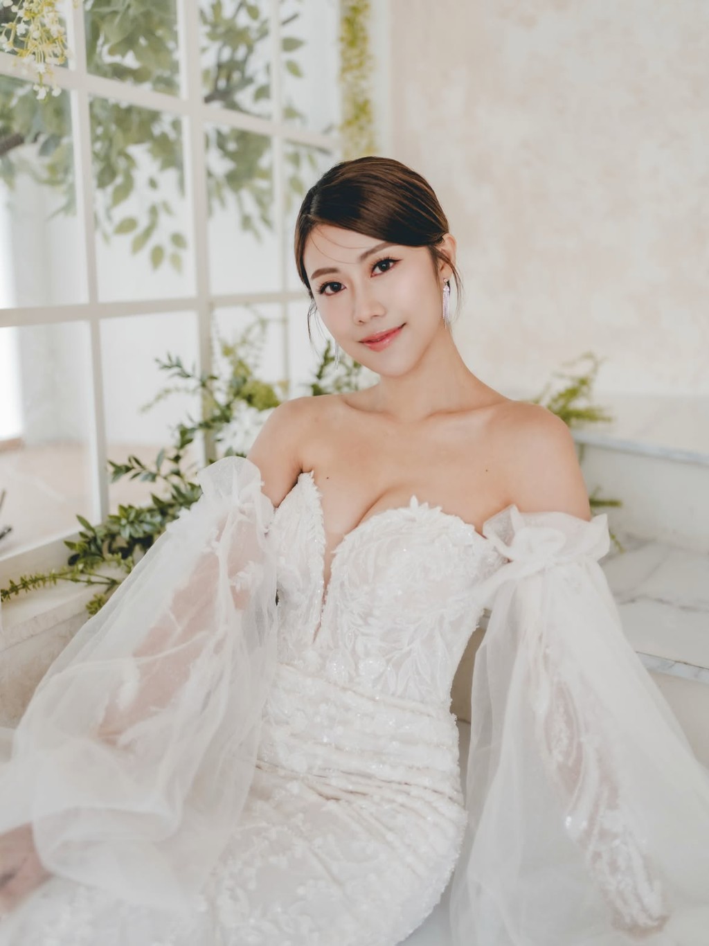 婚紗設計完美展現其身材曲線。