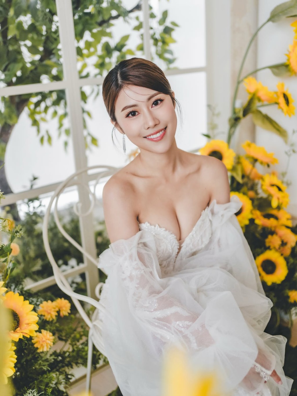 這套婚紗採深V設計，凸顯其好身材。