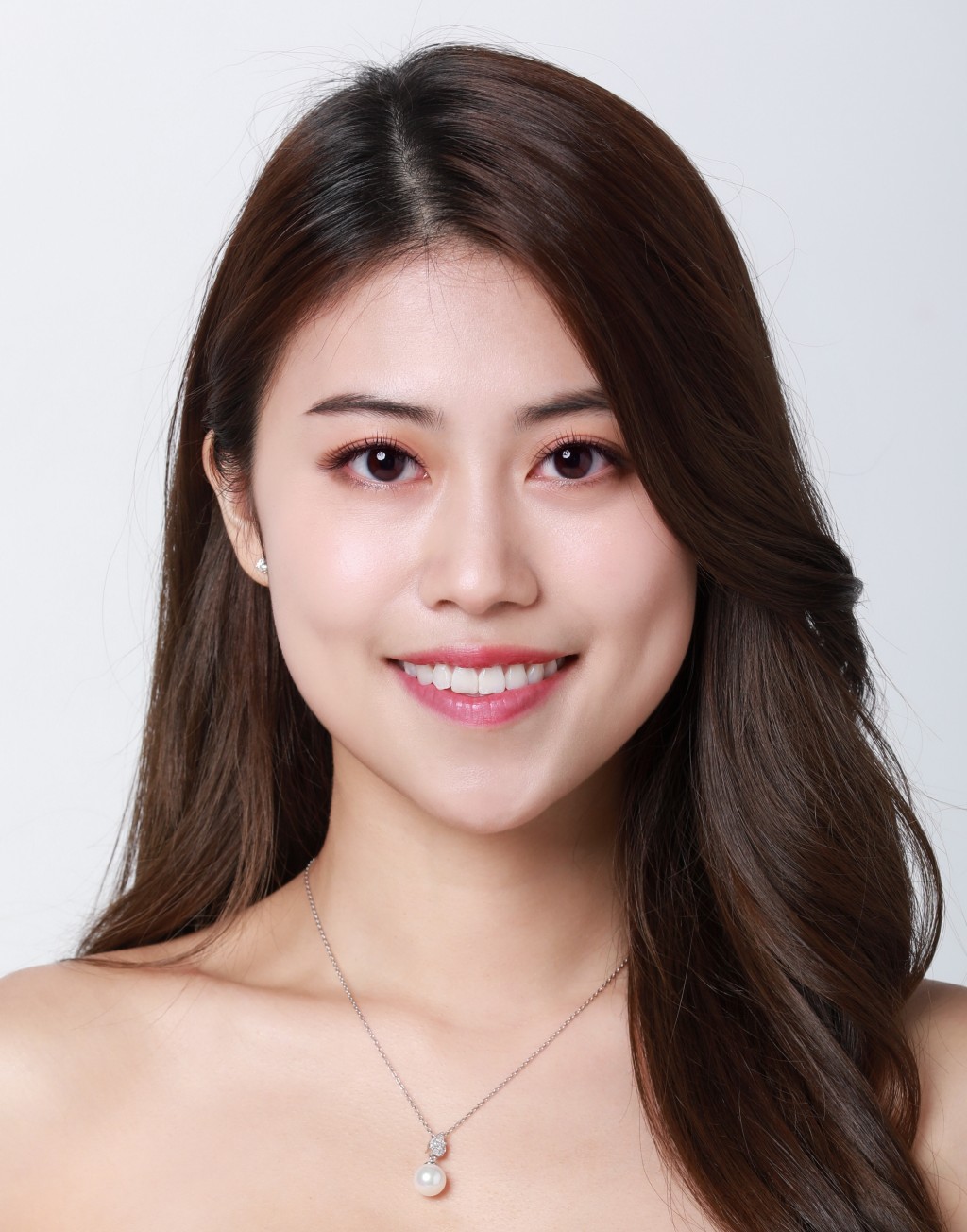 參選港姐時，鍾翠詩年僅24歲，剛剛大學畢業。