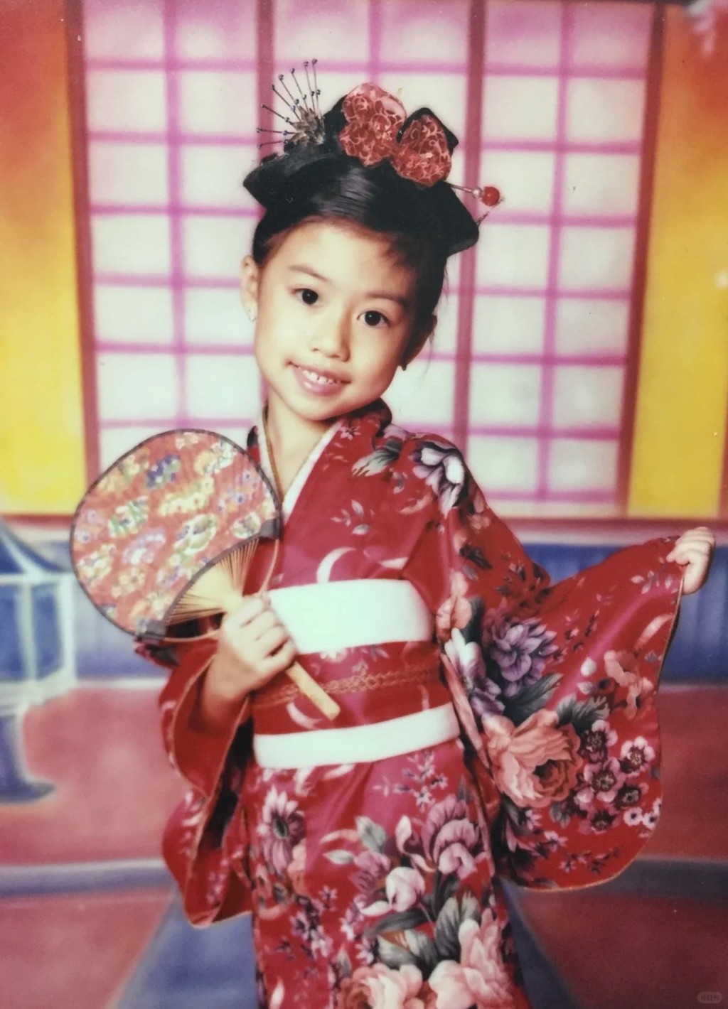 她笑言：「小時候的我非常喜歡笑和拍照，不喜歡哭。」