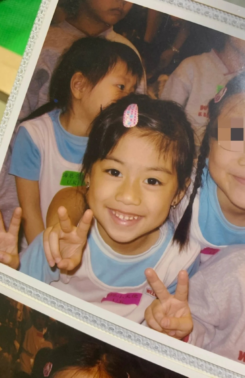 她笑言：「小時候的我非常喜歡笑和拍照，不喜歡哭。」