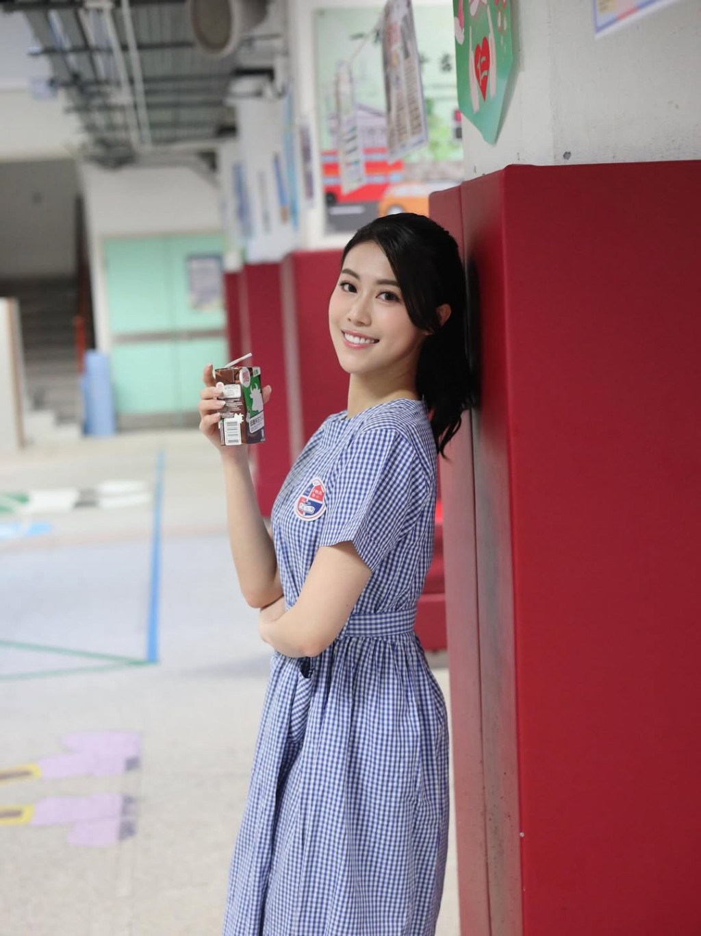 她曾返回母校探望。