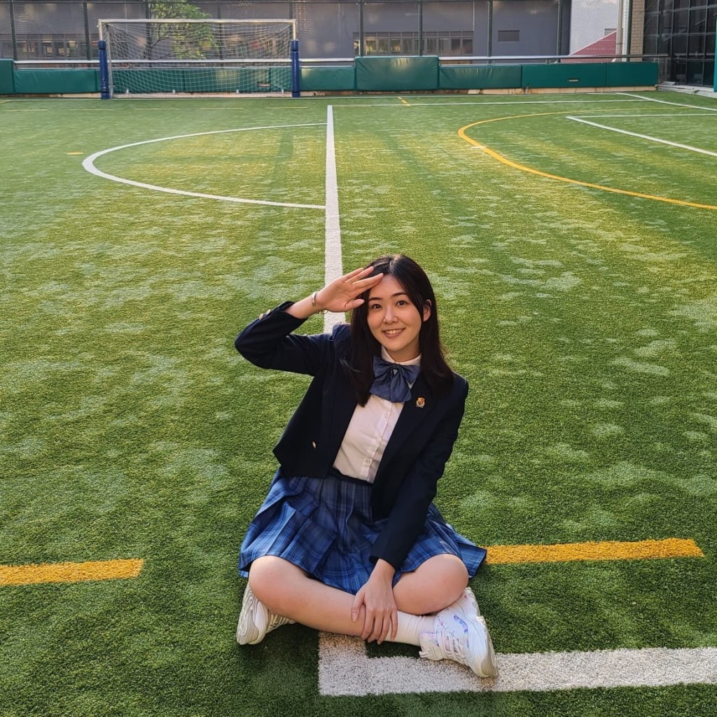 林迪安的女兒林沚羿穿上校服造型毫無違和感。