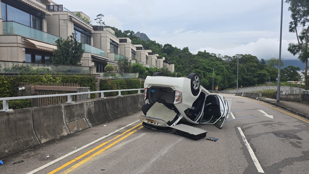 畢架山龍駒道私家車失控翻側 男司機輕傷送院